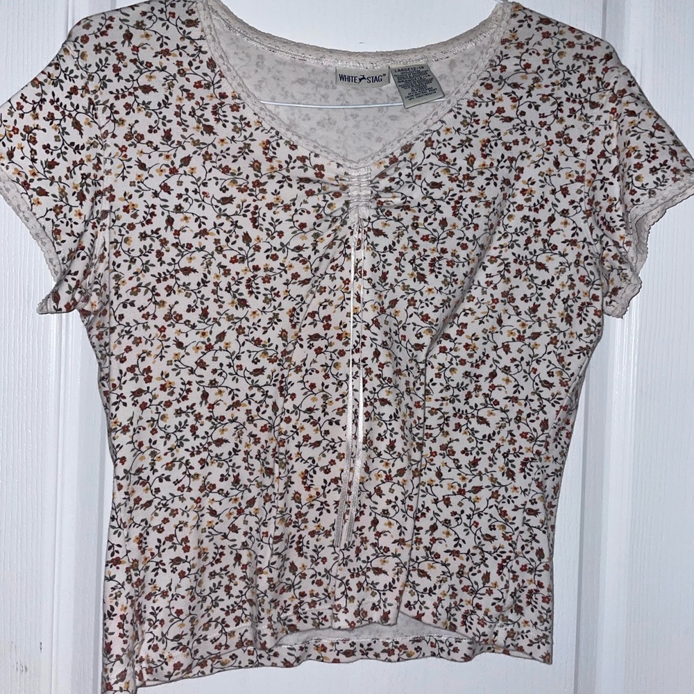 Women’s floral shirt Brand:White Stage Color:White floral Size:Large